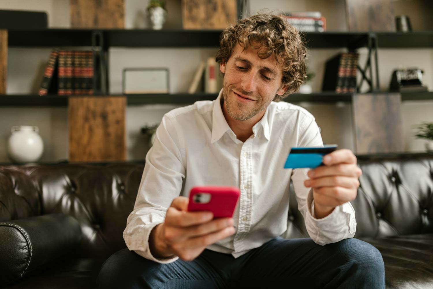 kreditkarten-rechner-vergleich-der-besten-kreditkarte-debitkreditkarte-mann-app-iphone-einfach-vorteile-kontofuerung
